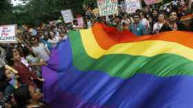 Bandera LGBT en repulsa de ataques homófobos / WIKIPEDIA