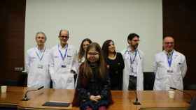 Un equipo de médicos del Hospital de la Vall d'Hebron con Iria, una menor sometida a un triple trasplante / HOSPITAL VALL D'HEBRON