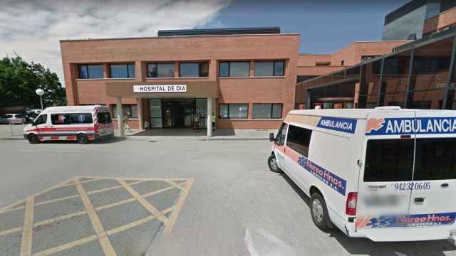 El Hospital Sierrallana en Torrelavega, donde ha fallecido un hombre por listeriosis / MAPS