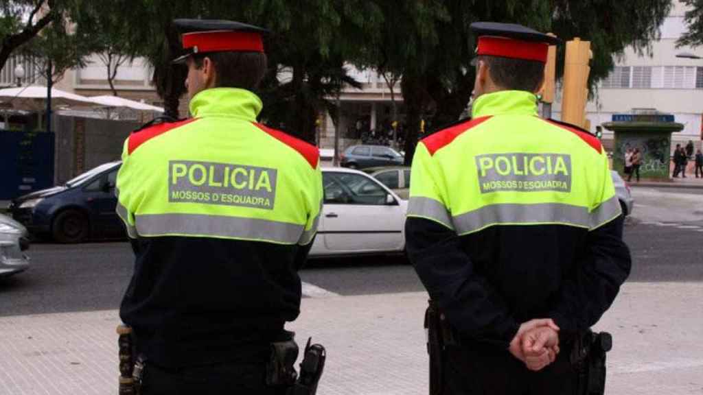 Dos agentes de los Mossos, cuerpo que ha detenido al hombre acusado de violar a un bebé de 13 meses / MOSSOS