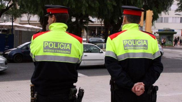Dos agentes de los Mossos, cuerpo que ha detenido al hombre acusado de violar a un bebé de 13 meses / MOSSOS