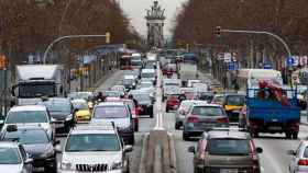 Aspecto de la Gran Vía de Barcelona llena de coches en hora punta / EFE