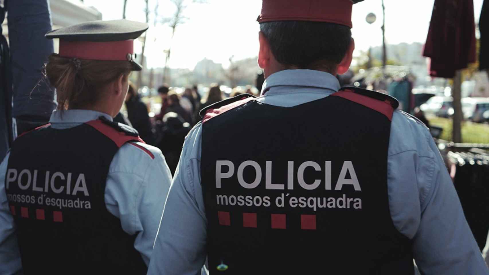 Mossos d'Esquadra de espaldas / MOSSOS