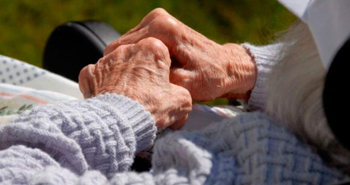 La soledad y el envejecimiento en las personas de mayor edad, como las de la imagen, el foco del nuevo estudio de la Fundación Bancaria La Caixa / EFE