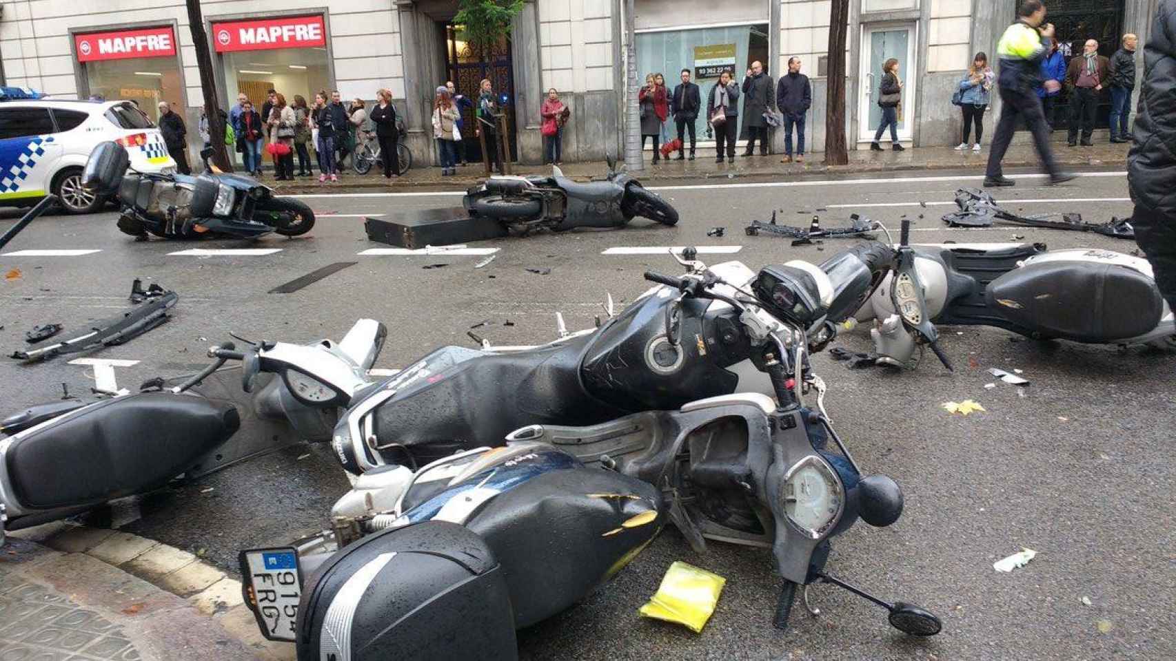 Así han quedado varias motos embestidas por el coche sin control / @MasgrauJudit