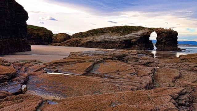 Uno de los bonitos paisajes de la Playa de las Catedrales en Lugo