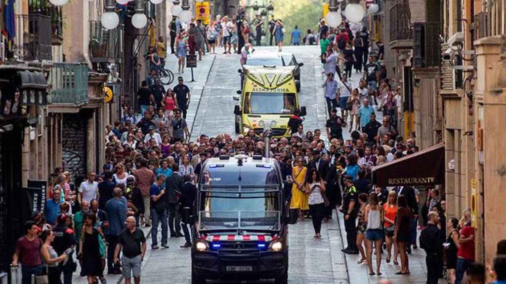 Un furgón de os Mossos d'Esquadra escolta a familiares de las víctimas del atentado del 17A / EFE