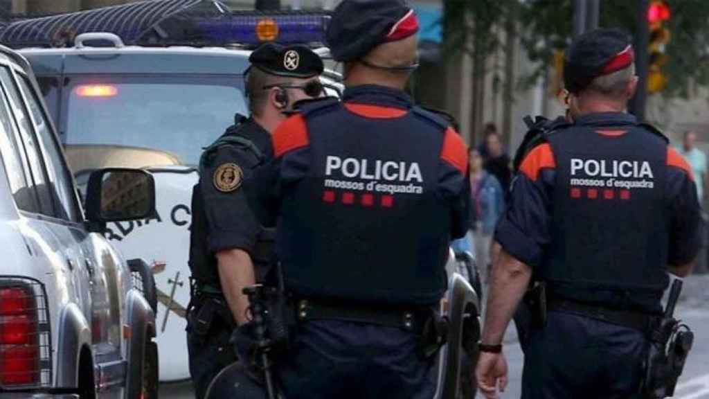 Agentes de los Mossos d'Esquadra, quienes investigan el suceso de los encapuchados