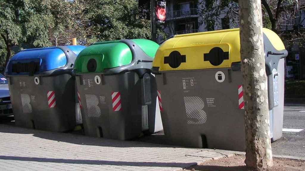 Contenedores selectivos en una calle de Barcelona