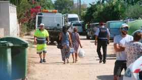 Los Mossos d'Esquadra acompañan a los vecinos de la zona afectada por la explosión del miércoles en la localidad de Alcanar (Tarragona) / EFE