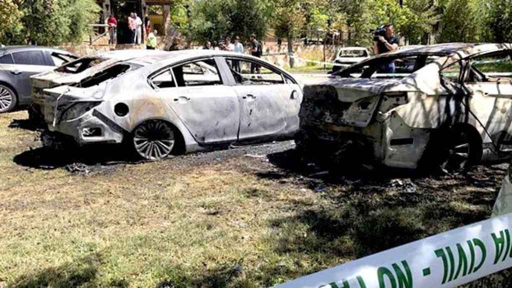 Imagen de los vehículos de Cabify calcinados la madrugada de este martes en una finca cercana a la Feria de Abril de Sevilla / EFE