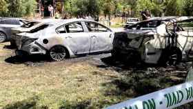 Imagen de los vehículos de Cabify calcinados la madrugada de este martes en una finca cercana a la Feria de Abril de Sevilla / EFE