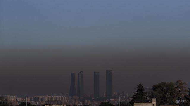 La niebla negra causada por la contaminación dificultan la vista de las Cuatro Torres en Madrid / EFE
