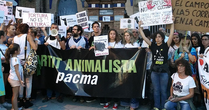 Portavoces del partido animalista PACMA, frente a la Monumental de Barcelona / CG