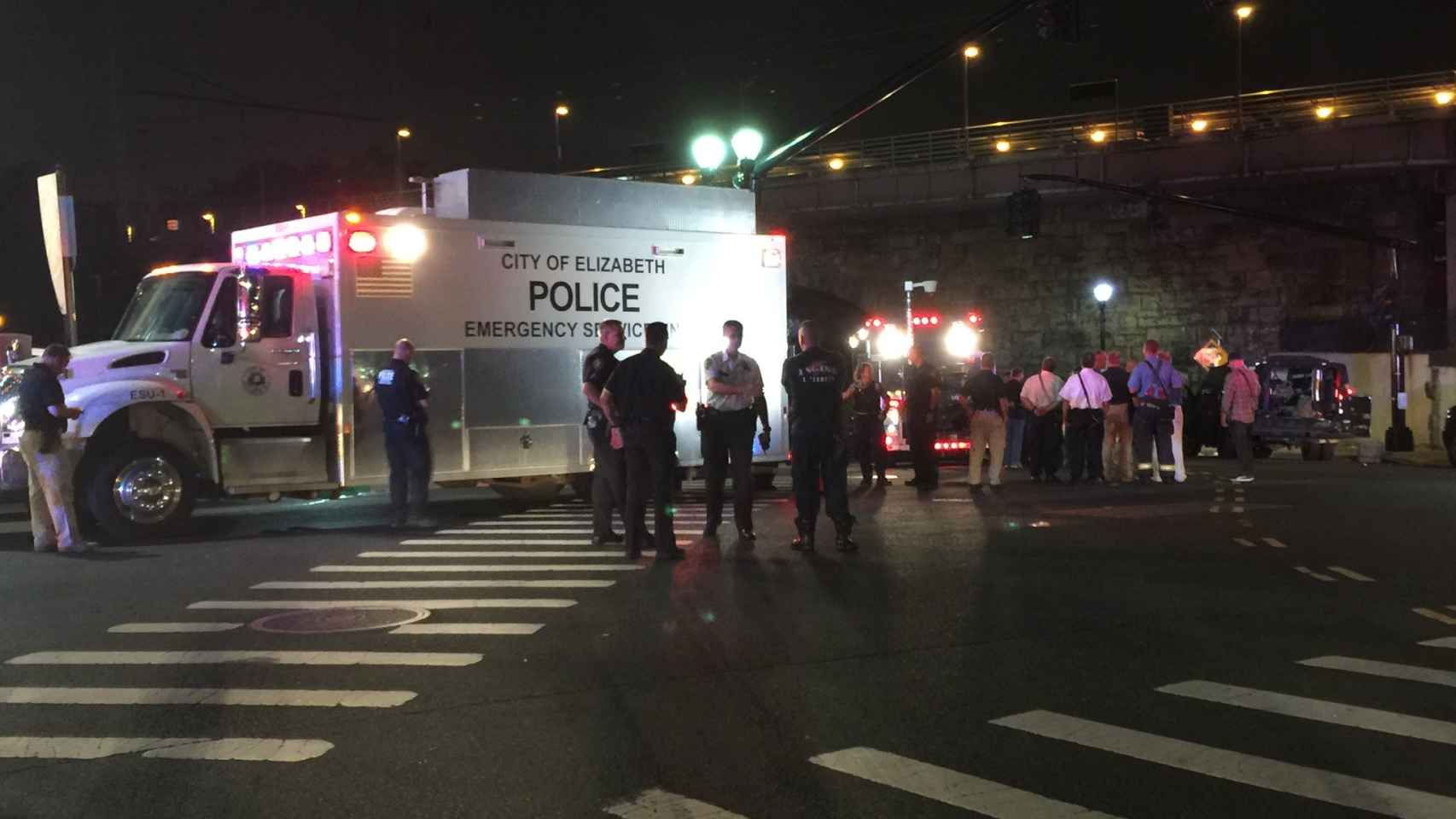 Agentes de Policía en la estación de tren de Elizabeth, en New Jersey, tras la explosión controlada de varios artefactos / TWITTER