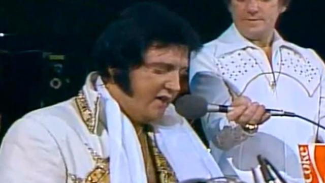 Elvis Presley durante su último concierto, dos meses antes de su muerte, el 26 de junio de 1977 en Indianápolis. / CG
