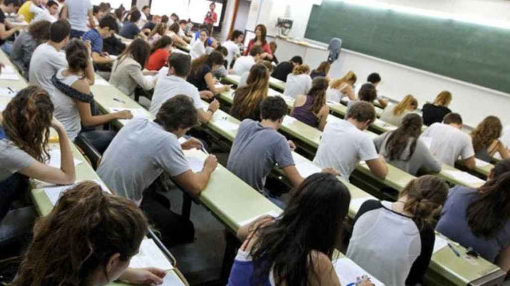 Imagen de archivo de un grupo de alumnos en un examen de Selectividad.