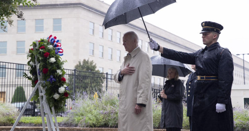 El presidente de EEUU Joe Biden participa en una colocación de coronas durante una ceremonia / EFE