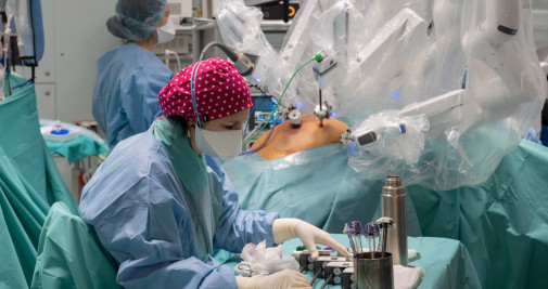 El equipo de Hospital Clínic de Barcelona durante el trasplante de útero / CLÍNIC