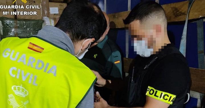 Agentes durante el registro al almacén que escondía las falsificaciones / GUARDIA CIVIL