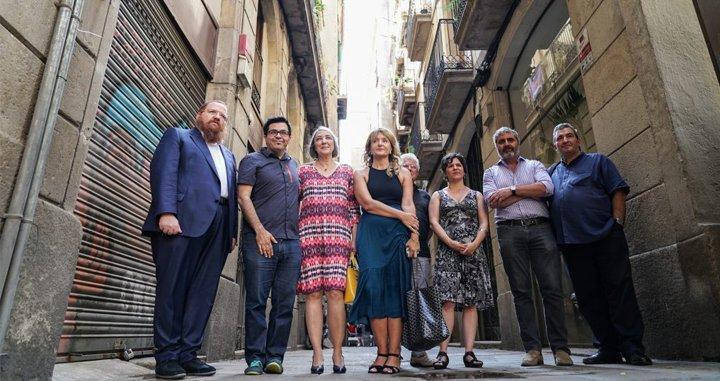 Los ediles Gerardo Pisarello (2i) y Gala Pin (3d), durante el cambio de nombre de la calle Salomó Ben Adret / CG