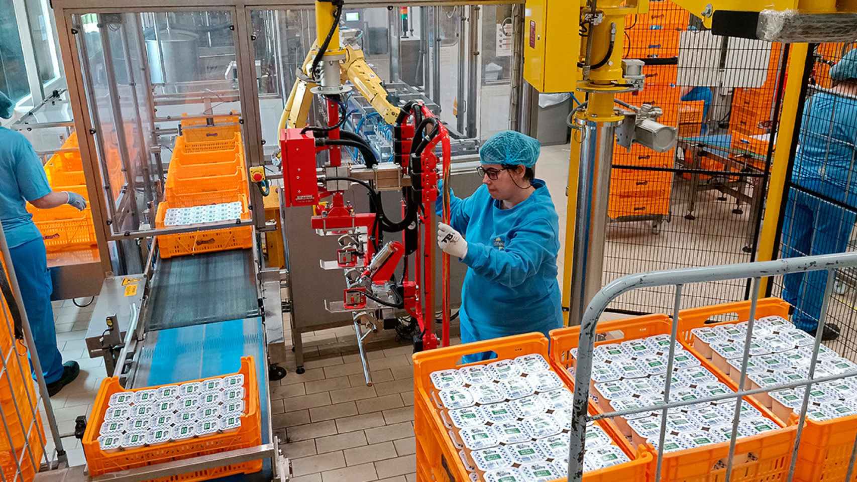 Miembros del equipo de La Fageda trabajando en los yogures de la compañía / LA FAGEDA