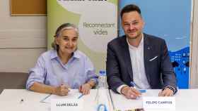 La presidenta de la Fundación Roure, Llum Delàs, junto al consejero delegado de Aigües de Barcelona, Felipe Campos / AIGÜES DE BARCELONA