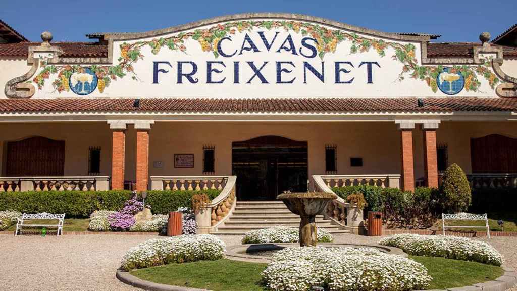 Fachada histórica de las instalaciones de Freixenet / HENKELL FREIXENET