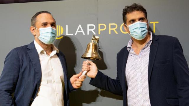 El toque de campana de Óscar Gómez y Roger Fernández, fundadores de SolarProfit, en la salida a bolsa de la compañía este martes / LUIS MIGUEL AÑÓN - CG