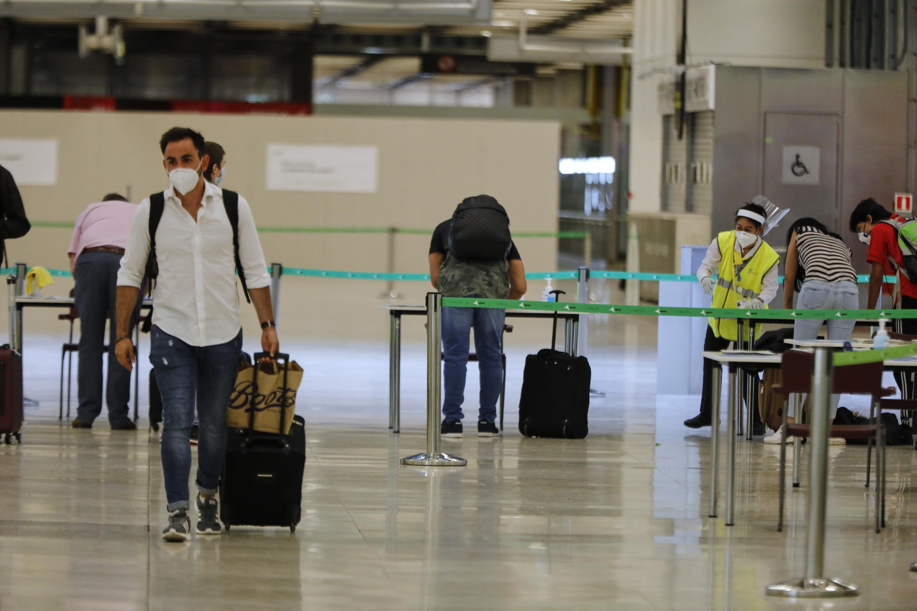 Turistas llegan a España en un momento de baja ocupación hotelera / EP