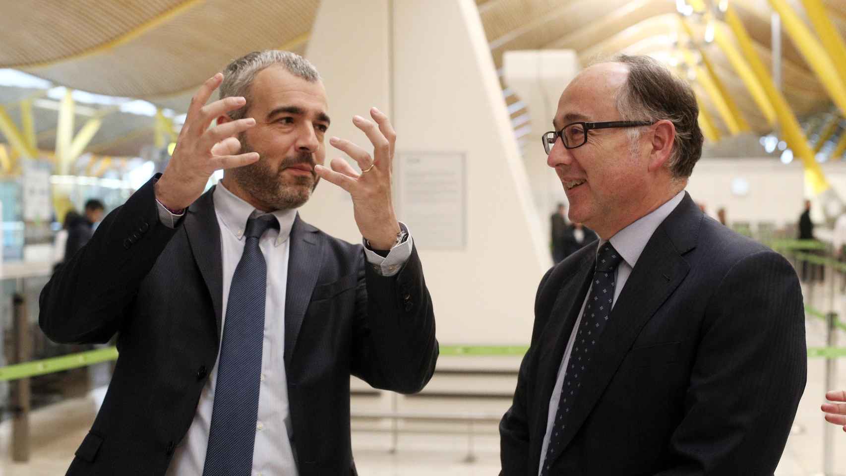 Los presidentes de AENA, Maurici Lucena (izq.), e Iberia, Luis Gallego, en la T4 de Barajas / EP