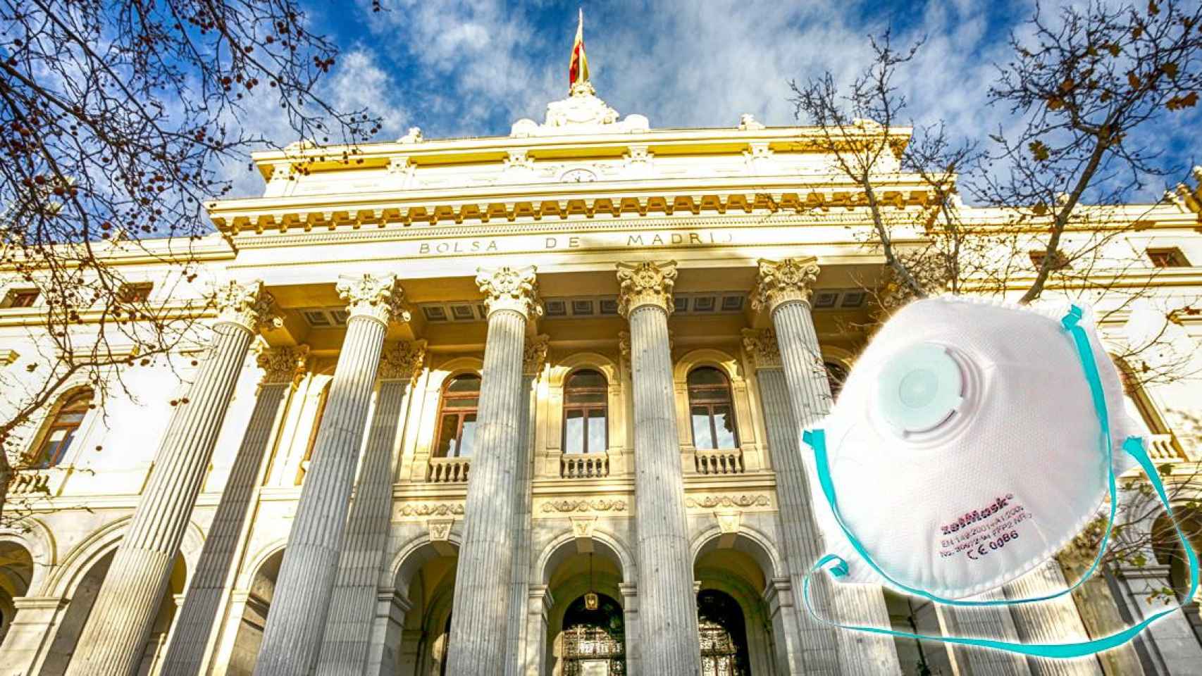 Una mascarilla para el coronavirus ante el edificio de la Bolsa de Madrid / CG