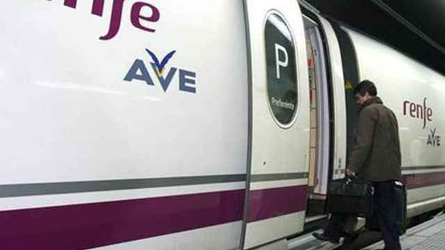 Un pasajero sube a un tren de Alta Velocidad (AVE) / EFE