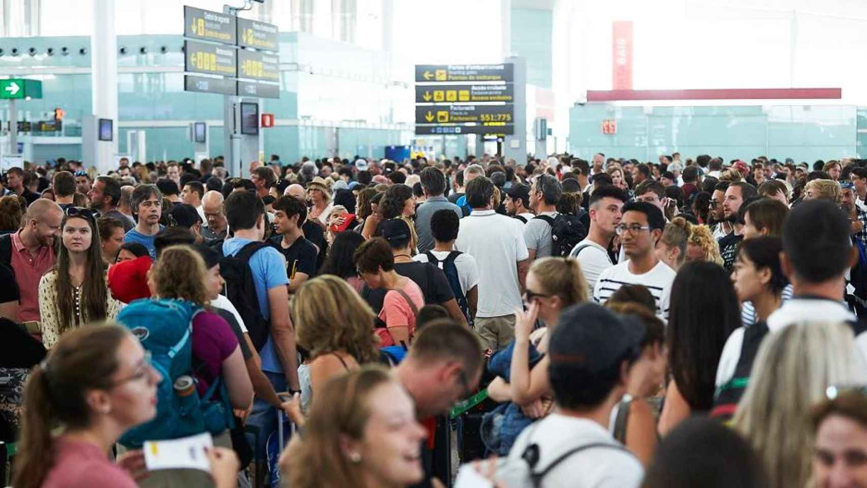 Imagen de colas en la Terminal 1 del aeropuerto de El Prat durante la huelga de vigilantes de 2017 / EFE