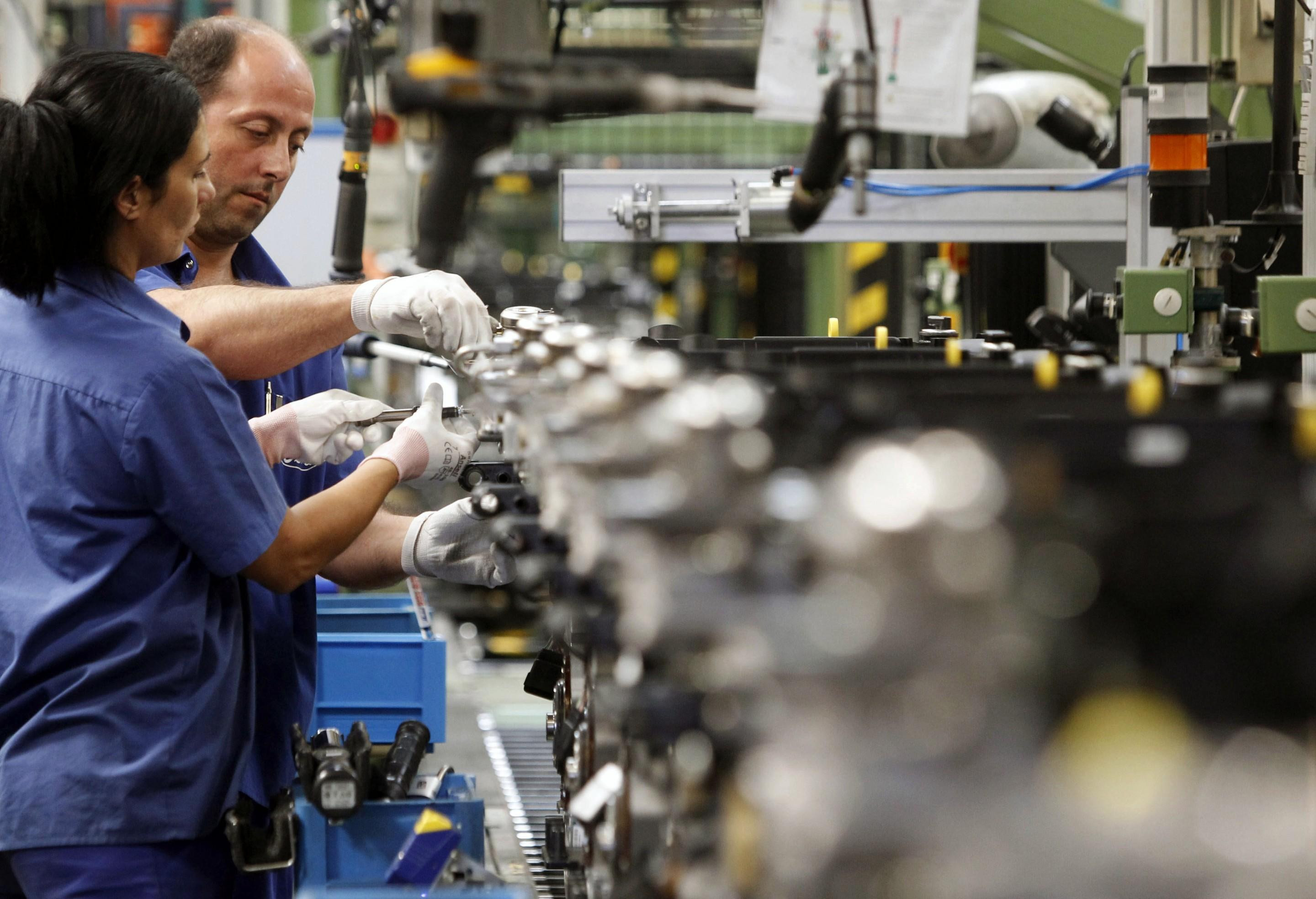 Dos trabajadores de una empresa en el interior de una fábrica / EFE