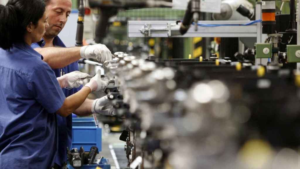 Dos trabajadores de una empresa en el interior de una fábrica / EFE