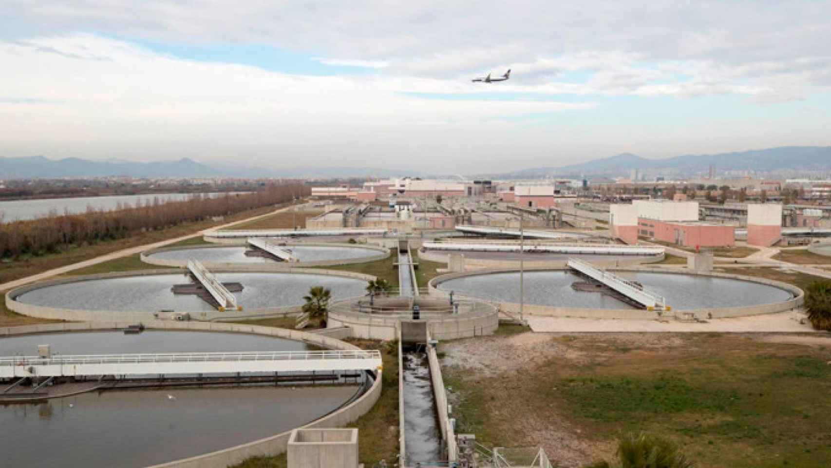 Imagen de una infraestructura de potabilización de agua de ATLL, la empresa por la que pelean la Generalitat y el consorcio de privados liderado por Acciona / EFE