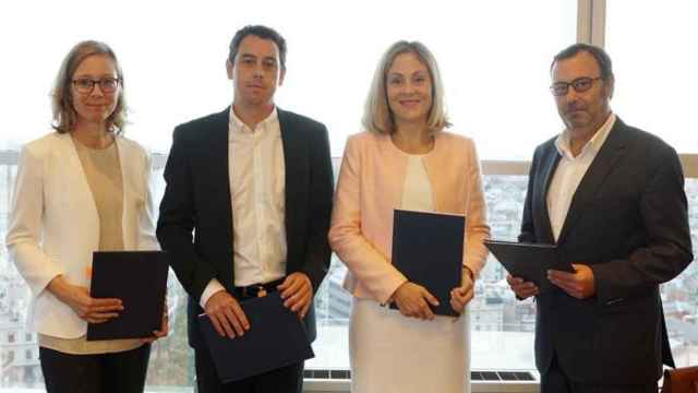 La vicepresidenta del BEI, Emma Navarro (2d), junto a los consejeros delegados de Grífols, Víctor Grífols Deu (2i) y Raimon Grífols Roura (d) / GRIFOLS