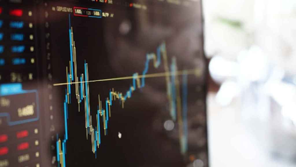 Una imagen de archivo de un gráfico bursátil Qué son los fondos indexados y cuáles son los mejores