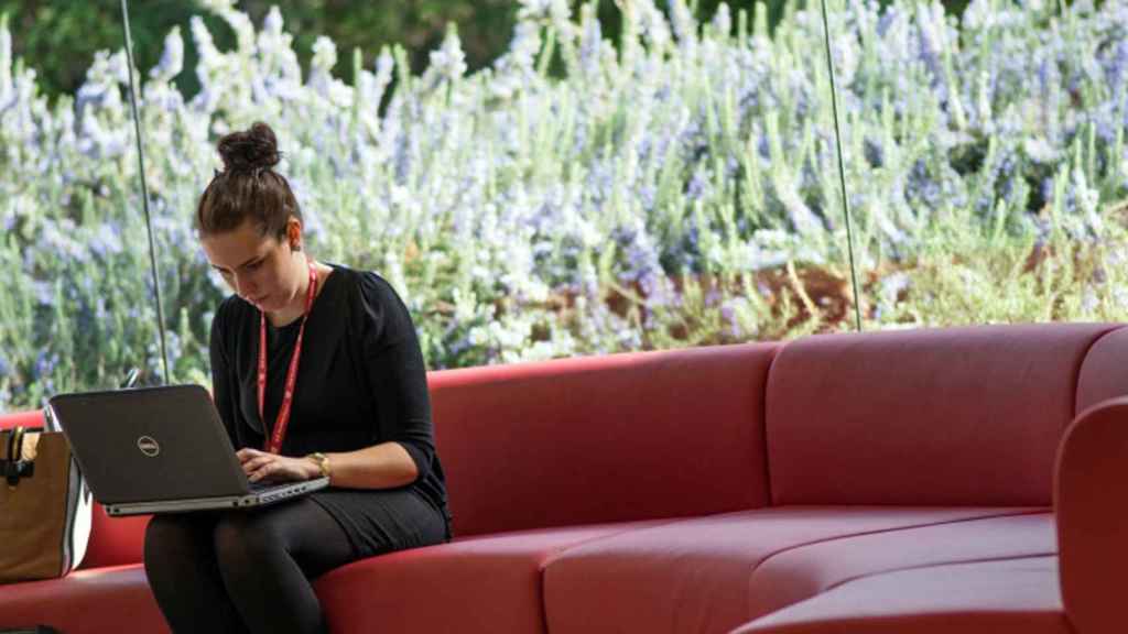 Una alumna en el campus de IESE