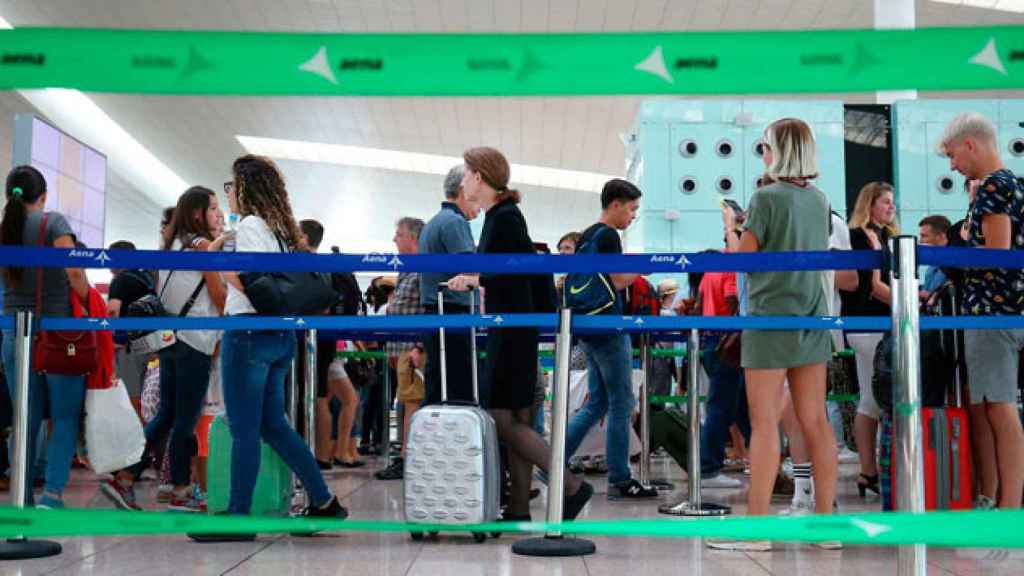 Pasajeros en el control de seguridad del aeropuerto de El Prat / EFE