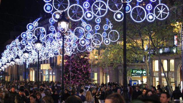Alumbrado navideño en el Portal de l'Àngel de Barcelona.