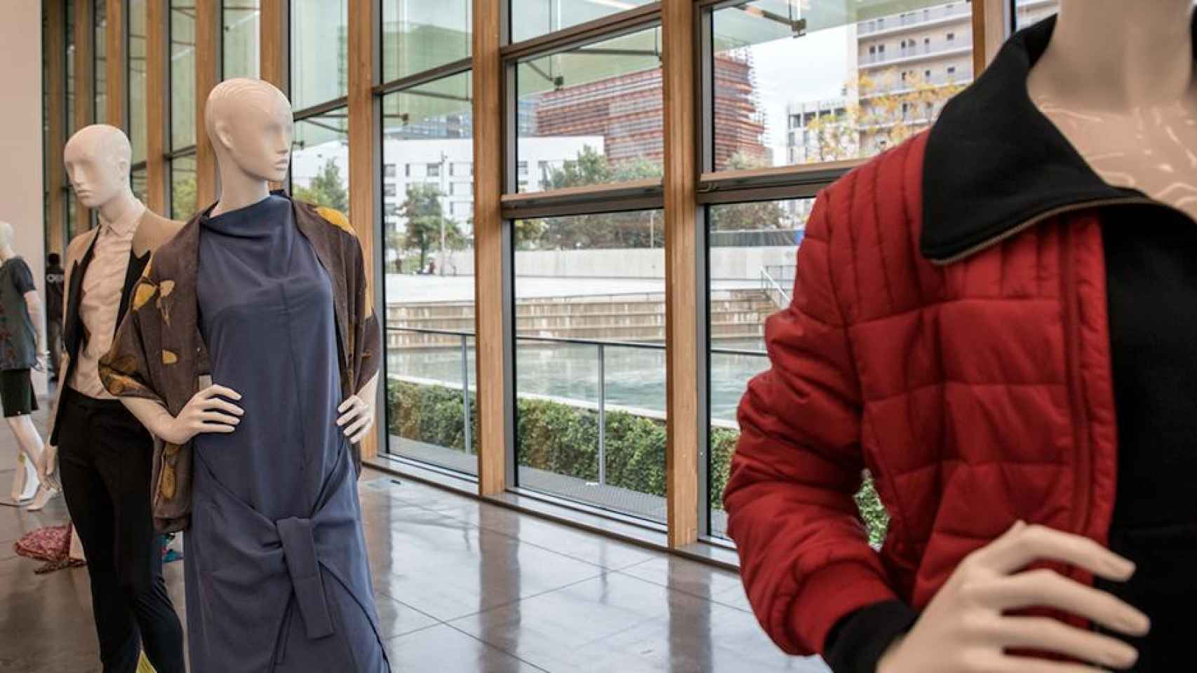 Maniquíes vestidos en la presentación del Re-Barcelona / RE-BARCELONA