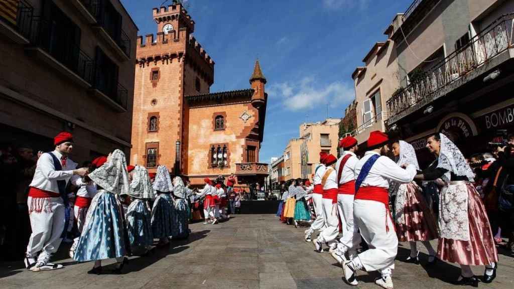 Ambas agrupaciones bailan la Tornaboda en la plaza de la Vila de Viladecans, con el ayuntamiento al fondo / Jaume Muns - Ajuntament de Viladecans