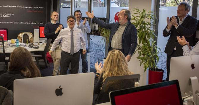 Joaquín Romero se dirige a la redacción en el acto de comunicación del relevo en la cúpula del medio. A su derecha, Miguel Ángel Turci. A la izquierda, Manel Manchón y Alejandro Tercero e Ignasi Jorro, detrás / CG