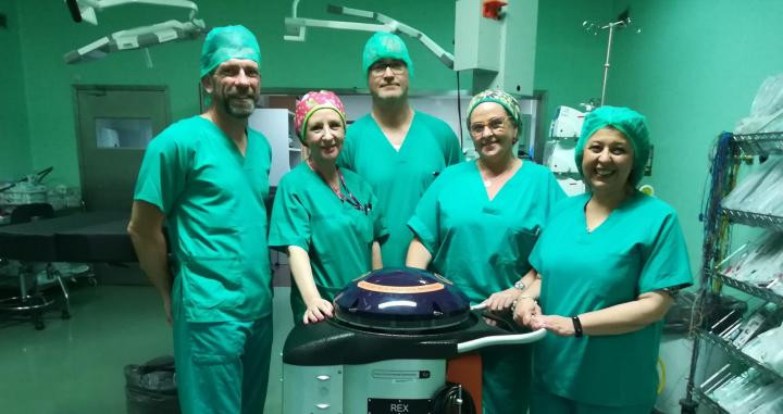 Equipo médico con el sistema de desinfección Xenex / CLECE