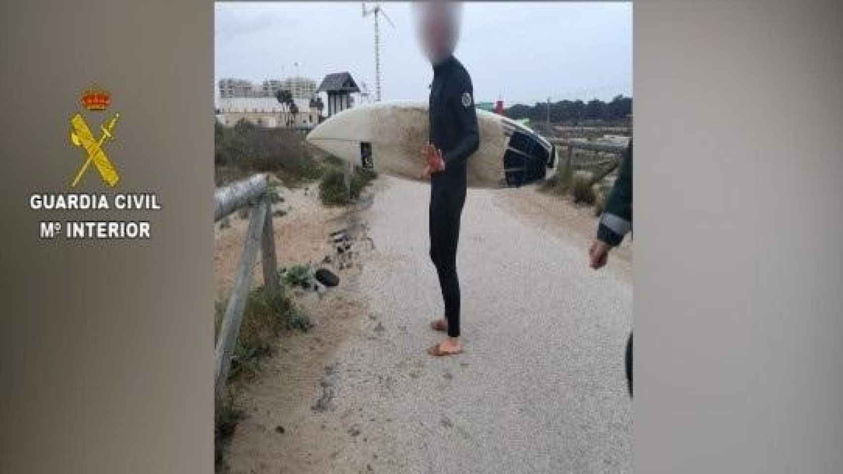 Surfista detenido por la Guardia Civil durante el aislamiento / GUARDIA CIVIL