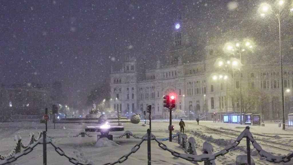 La fuente de la Cíbeles y el Banco de España cubiertos de nieve por la borrasca 'Filómena' /EP