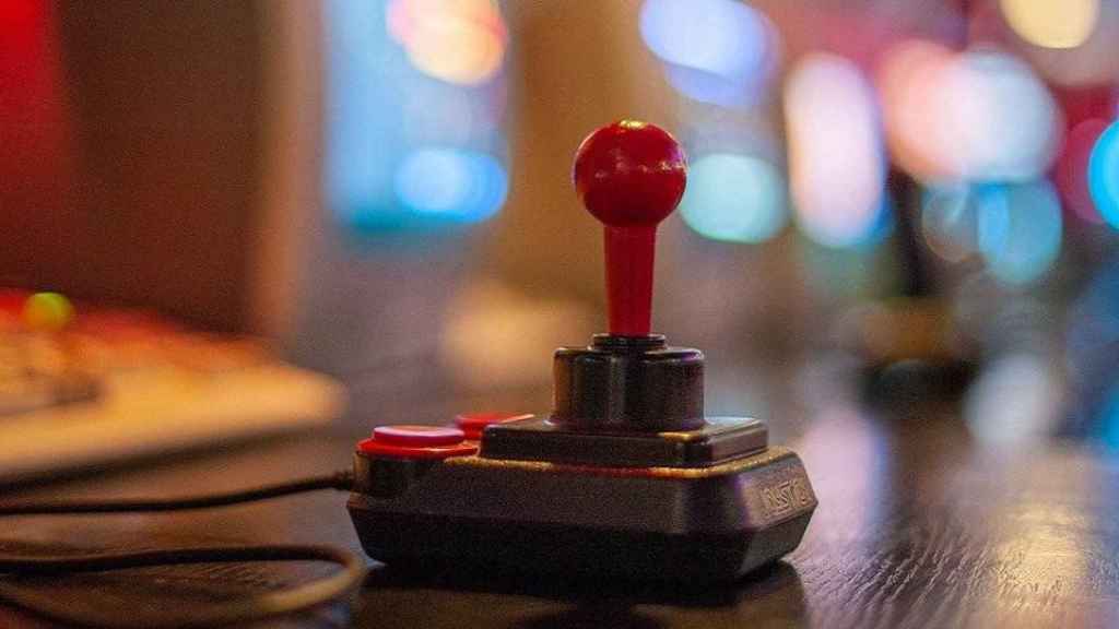 Un joystick, un elemento para jugar a videojuegos catalanes retro / Andrzej Rembowski EN PIXABAY