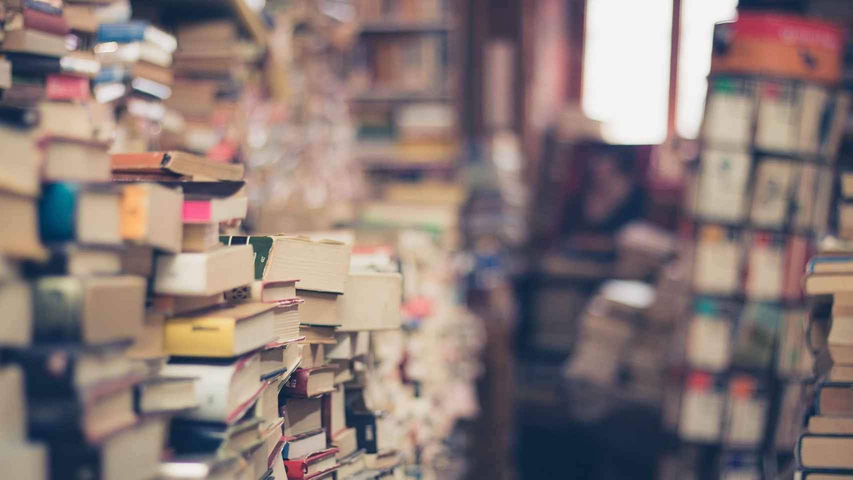 Libros de segunda mano apilados en una librería / PIXABAY